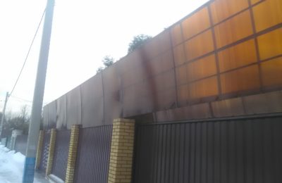 Шумовой экран из поликарбоната на забор